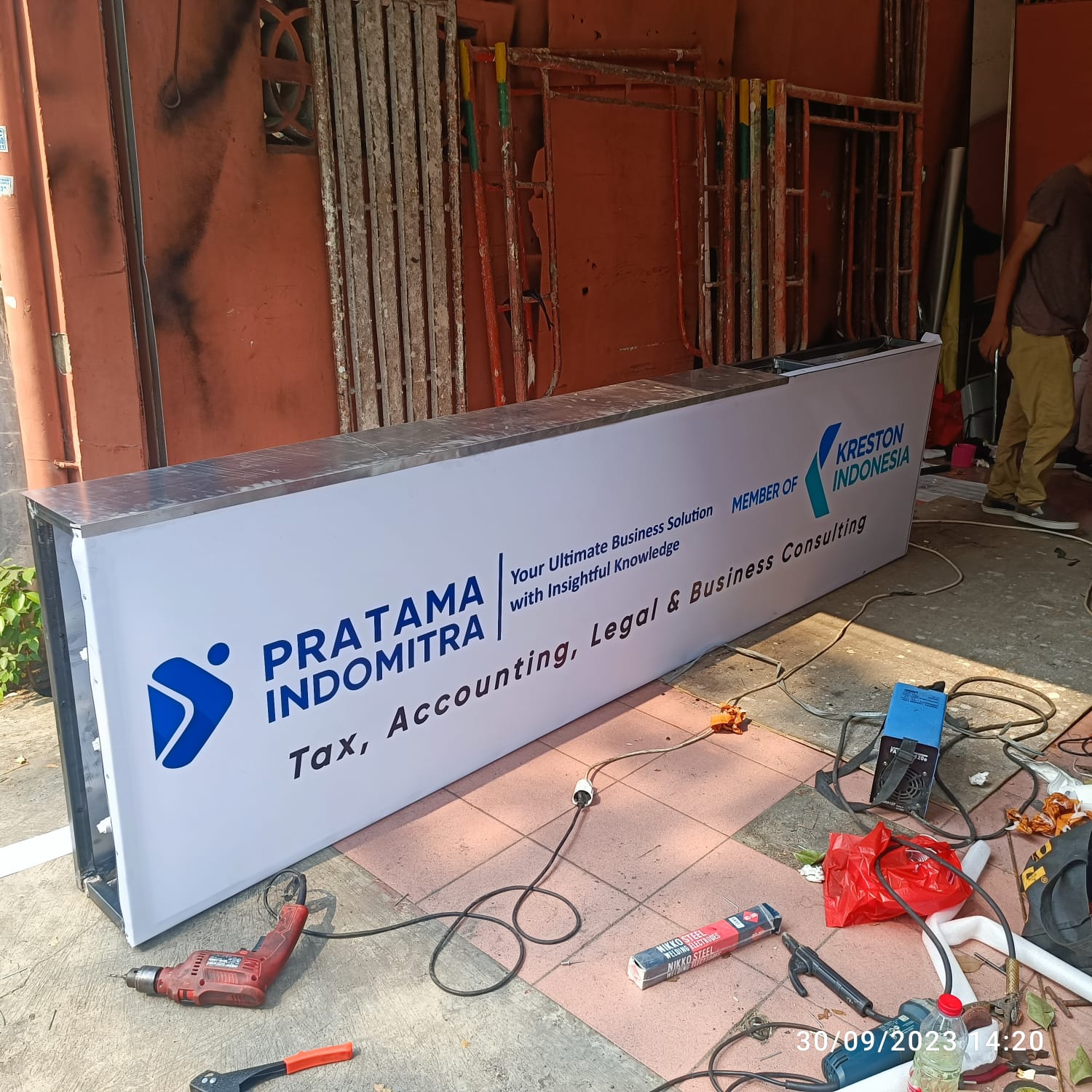 Neon Box - Project Pratama Indomitra